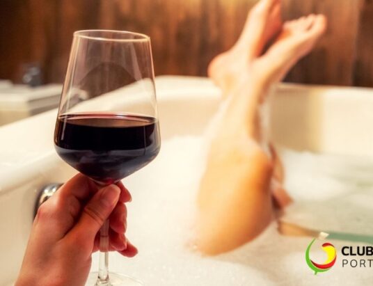 Quem não relaxa com um copo vinho tinto