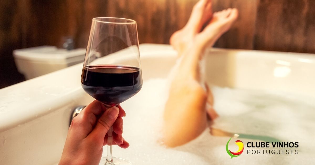 Quem não relaxa com um copo vinho tinto