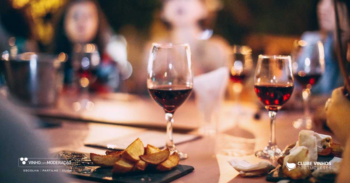 Vinho e comida picante, como harmonizar e quais os benefícios para a saúde.