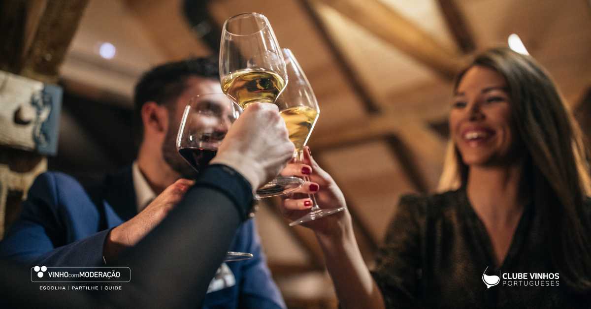 Rir com Vinho: Como um Bom Vinho Português Pode Alegrar o Seu Dia