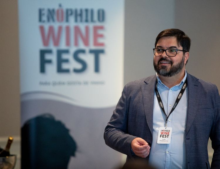 Para quem gosta de Vinho, é só mais uma boa oportunidade, e nada como uma tarde de sábado para partilhar e provar uns vinhos, e para isso uma boa opção é o ENÓPHILO WINE FEST no Marriot é hoje das 15 às 20 horas.