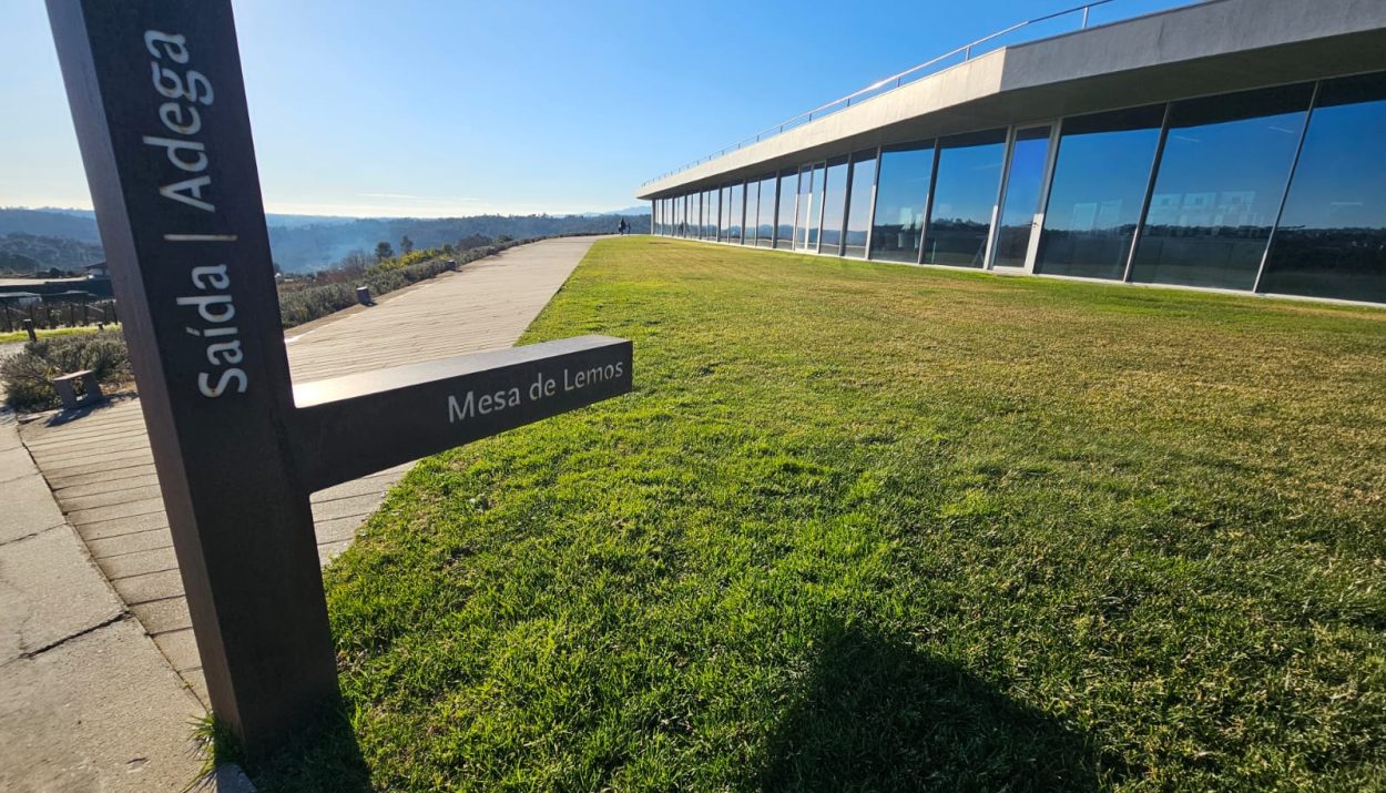 Foto da entrada do restaurante da Mesa de Lemos
