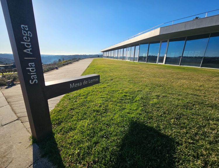 Foto da entrada do restaurante da Mesa de Lemos