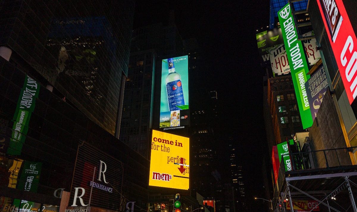 Casal Garcia ilumina Times Square