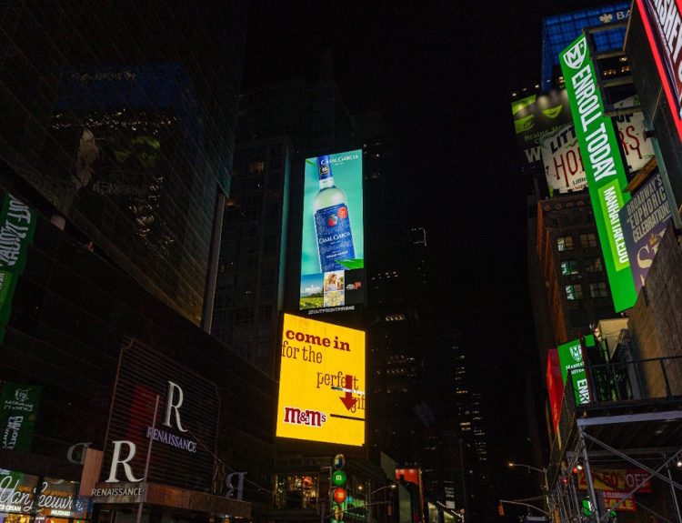 Casal Garcia ilumina Times Square
