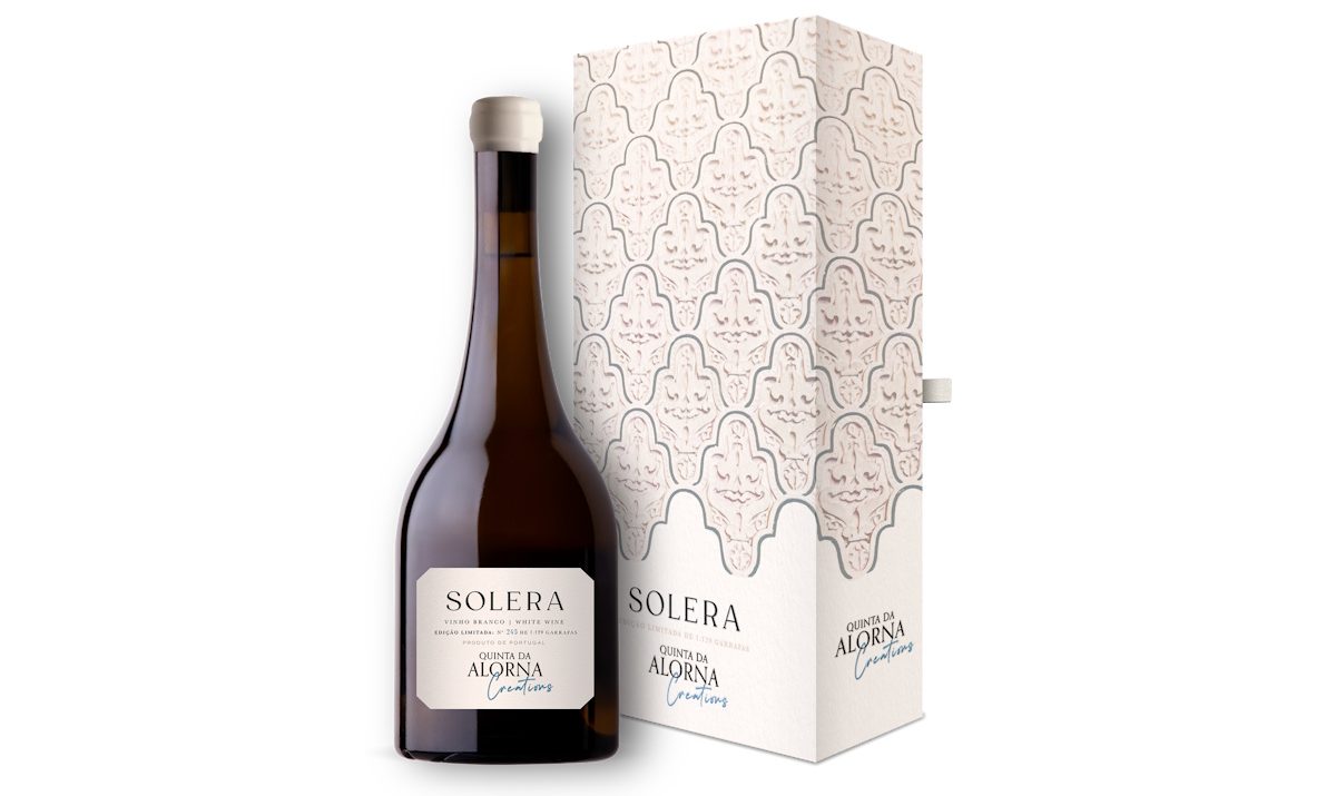 Garrafa e Caixa Alorna do vinho Solera