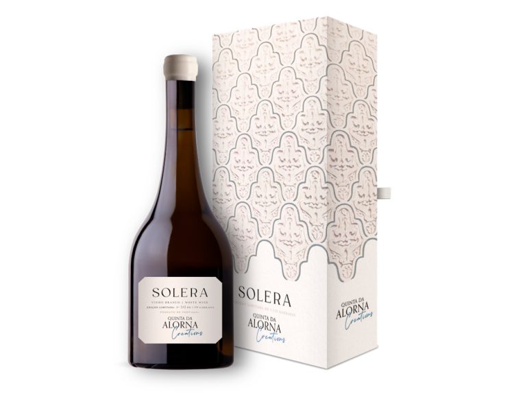Garrafa e Caixa Alorna do vinho Solera