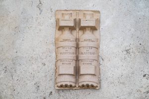 Foto de caixas de vinho feitas a a partir de fitas de rótulos