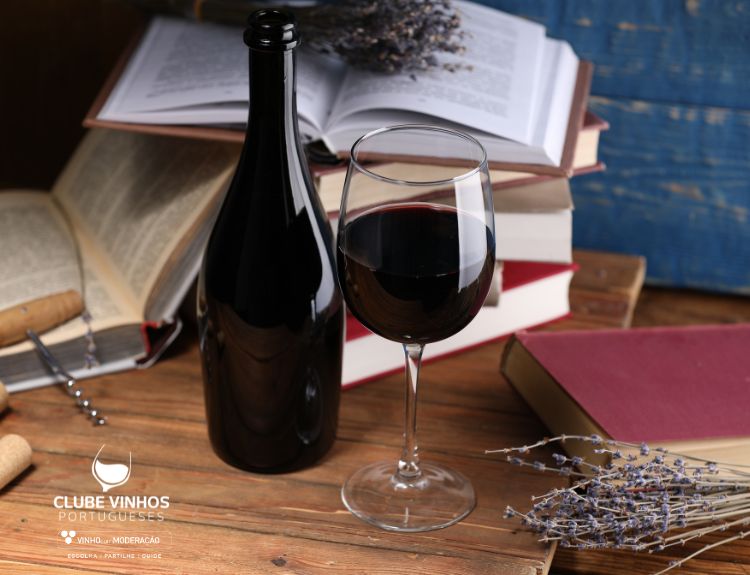 A linguagem e as palavras usadas nas notas do vinho.