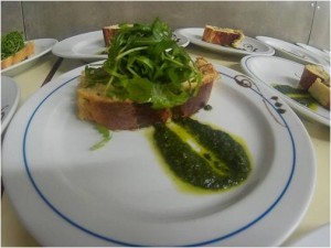 Torta de bacalhau pesto de tomate seco canónigos